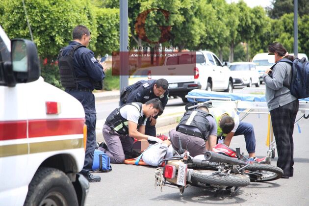 Se impacta motociclista contra puerta de camioneta, en la Tlaxcala-Puebla